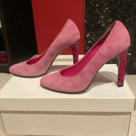 le ❤️ babe | Made in Italy, Suede Powder Pink Pump - Picture 3 of 6